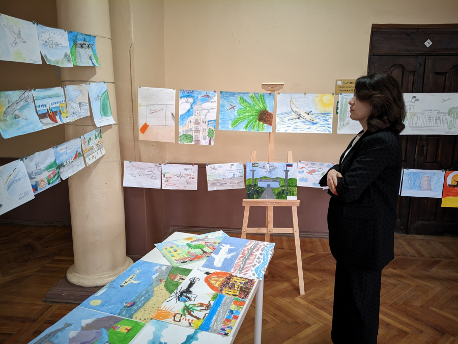 Хана Гунба посетила выставку картин участников конкурса «Крылья над Сухумом: мост дружбы»
