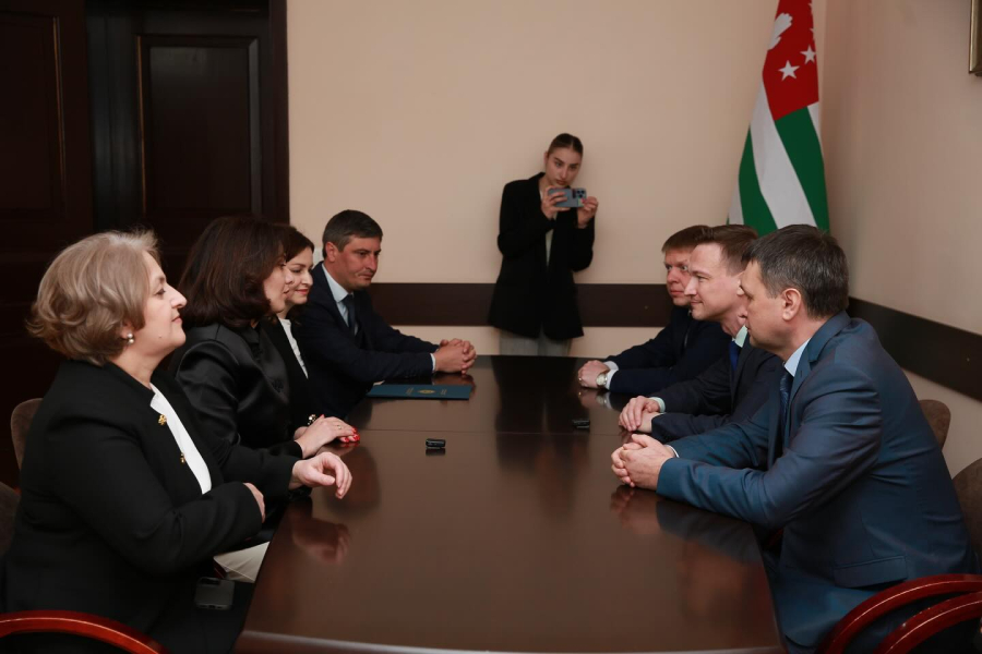 Министр просвещения Хана Гунба провела встречу с делегацией Псковской области во главе с губернатором Михаилом Ведерниковым