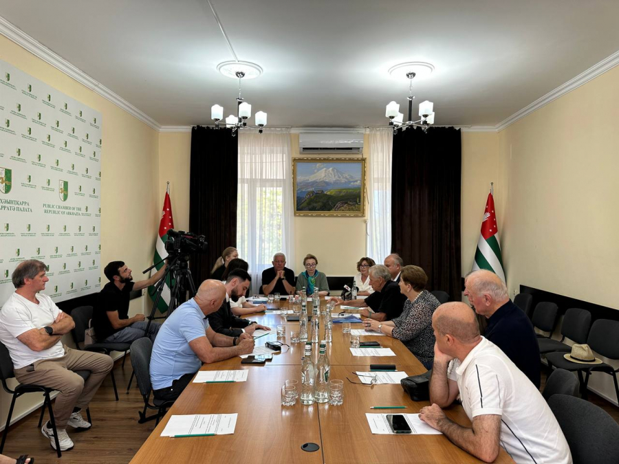 Аԥсуа бызшәа аиқәырхареи аҿиареи ирыдҳәалоу ауадаҩрақәа ирылацәажәеит Аԥсны Ауаажәларратә палатаҿы.